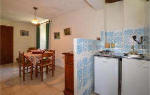 cocina con fregadero y mesa de comedor en Beautiful Apartment In Carcheto Brustico With House A Panoramic View, en Carcheto
