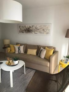 sala de estar con sofá y mesa en Designer's Flat - 3 Bdrm - Wifi - Best Location, en Alicante