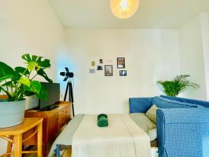 Zimmer mit einem Bett und einem Tisch mit einer Pflanze in der Unterkunft (PLANTROOM9)Ganze Wohnung allein in Halle an der Saale