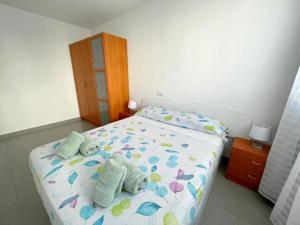 ein Schlafzimmer mit einem Bett mit Handtüchern darauf in der Unterkunft Apartamentos Novacala Benidorm in Cala de Finestrat
