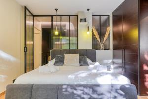 Posteľ alebo postele v izbe v ubytovaní Montaigne Executive Suite