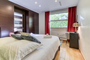 Posteľ alebo postele v izbe v ubytovaní Montaigne Executive Suite