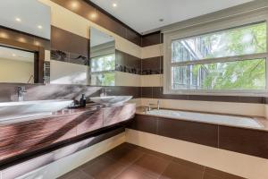 Kúpeľňa v ubytovaní Montaigne Executive Suite