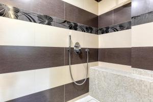 Kúpeľňa v ubytovaní Montaigne Executive Suite