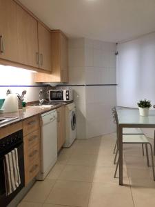 cocina con mesa y encimera en Designer's Flat - 3 Bdrm - Wifi - Best Location, en Alicante