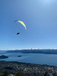 una cometa volando en el cielo sobre un lago en Terraviva .Patagonia en San Carlos de Bariloche