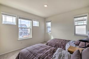 1 Schlafzimmer mit 2 Betten und 2 Fenstern in der Unterkunft Fort Collins Vacation Rental 3 Mi to Old Town in Fort Collins