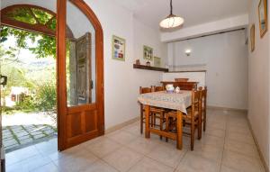 comedor con mesa, sillas y puerta en 2 Bedroom Stunning Apartment In Carcheto Brustico, en Carcheto