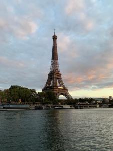 una vista de la torre Eiffel desde el agua en Appartement Panthéon, en París