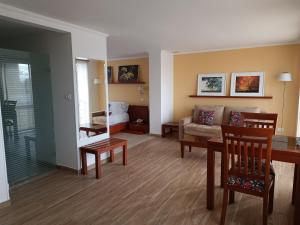 - un salon avec un canapé et une table dans l'établissement Hotel Boutique Confort Suites, à Popayan