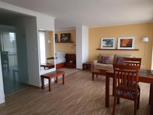 sala de estar con sofá y mesa en Hotel Boutique Confort Suites, en Popayán