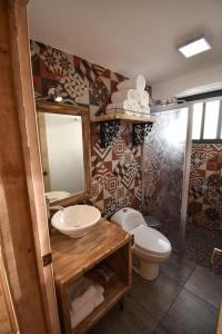 y baño con lavabo, aseo y espejo. en Lofts Teotihuacan, Departamento 3, en San Juan Teotihuacán