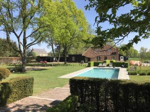 une maison avec une piscine dans une cour dans l'établissement Tranquil villa in Vlaanderen with terrace, 