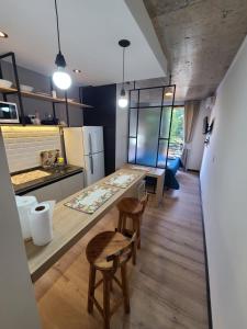 cocina con mesa y sillas en una habitación en Departamento - Salta Capital cg - Edificio Usina en Salta