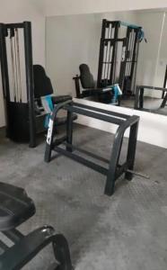 un gimnasio con banco y sillas en una habitación en Departamento - Salta Capital sm - Edificio Usina en Salta