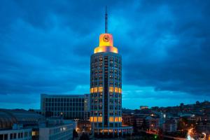 فندق ومركز مؤتمرات أنقرة شيراتون في أنقرة: مبنى طويل فاتح باللونين الأصفر والبرتقالي
