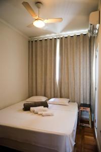 sypialnia z 2 łóżkami i wentylatorem sufitowym w obiekcie Maravilhoso AP 3 Quartos Familiar - Wi fi- Praia do Canto w mieście Vitória