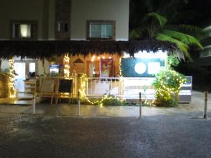 una casa con luces de Navidad delante de ella en Bavaro Hostel, en Punta Cana