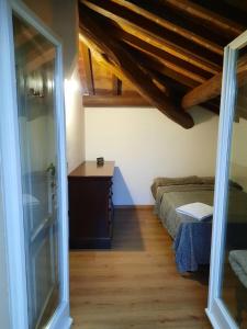 Habitación con cama, escritorio y ventana. en Camera da Letto a Suzzara Centro, en Suzzara
