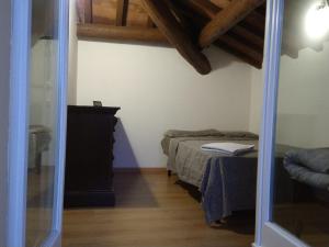 1 dormitorio pequeño con 1 cama y chimenea en Camera da Letto a Suzzara Centro, en Suzzara