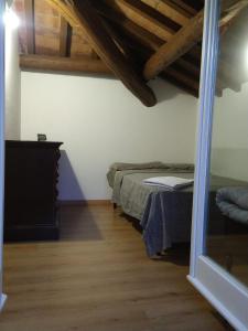 1 dormitorio con 1 cama y suelo de madera en Camera da Letto a Suzzara Centro, en Suzzara
