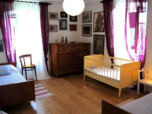 ein Schlafzimmer mit einem Kinderbett, einer Kommode und Vorhängen in der Unterkunft Seaside holiday house Lukoran, Ugljan - 20384 in Lukoran