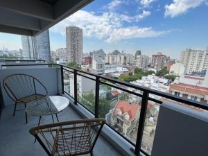 balcón con 2 sillas y vistas a la ciudad en Boreas Tango en Buenos Aires