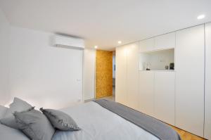 Tempat tidur dalam kamar di Sé Apartamentos - Casa do Bieira