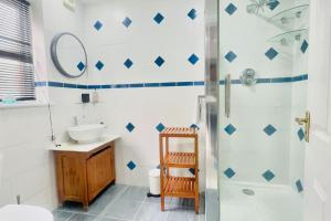 La salle de bains est pourvue d'un lavabo et d'une douche. dans l'établissement Amazing Location - City of London- 2 Bedroom Stunning Canal View House With Private Garden,Parking & Balcony, à Londres