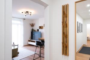 uma sala de estar com uma secretária e uma cadeira em MH Living - 23 - Scandinavian Living Dream in Center em Graz