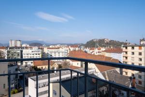 uma vista para a cidade a partir de uma varanda em MH Living - 23 - Scandinavian Living Dream in Center em Graz