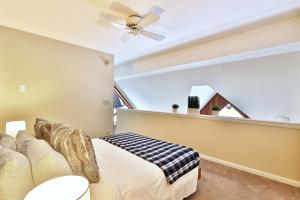 Tempat tidur dalam kamar di The Birch Ridge- Owner's Suite #5 - Queen Sofa Bed Suite in Killington, Hot Tub, Renovated, home
