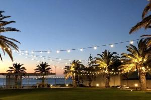 una serie de luces sobre un parque con palmeras en Christies Breeze a luxurious getaway by the sea, en Christies Beach