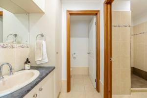 Ένα μπάνιο στο Christies Breeze a luxurious getaway by the sea +31 φωτογραφίες