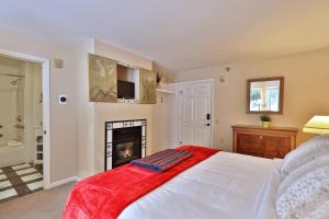 1 dormitorio con 1 cama y chimenea en The Birch Ridge- American Classic Room #7 - King Suite in Killington, Hot Tub, home en Killington