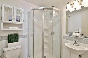 uma casa de banho com um chuveiro, um WC e um lavatório. em One-Bedroom House em Killington