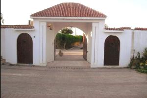 uma entrada para uma casa branca com dois portões em Escape! Ultimate Getaway for Friends em Casablanca