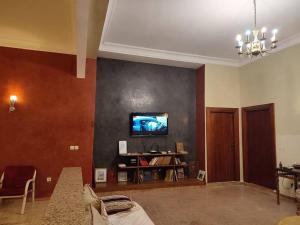 uma sala de estar com uma televisão de ecrã plano na parede em Escape! Ultimate Getaway for Friends em Casablanca