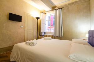 - une chambre avec un lit et 2 serviettes dans l'établissement Casa Diamanti, à Bologne