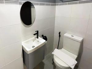 Koupelna v ubytování mySTAY Hotel BGC South