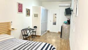 a bedroom with a bed and a table and a kitchen at Loft en Veracruz in Veracruz