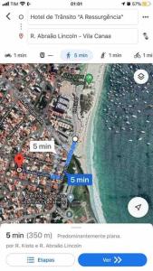 uma imagem de um telemóvel com um mapa em Casa térrea a 2 min da praia dos anjos em Arraial do Cabo