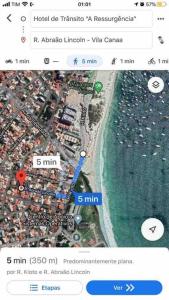 Captura de pantalla de un teléfono móvil con mapa en Casa térrea a 2 min da praia dos anjos, en Arraial do Cabo