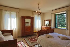 a bedroom with a bed and a dresser and a window at Il Castello in Barbarano Vicentino