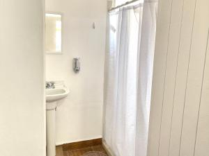 baño con cortina de ducha blanca y lavamanos en Loft en Veracruz en Veracruz