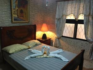 uma cama com duas pessoas em toalhas em Guest-House alquiler em Santo Domingo