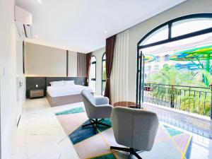 Habitación de hotel con cama y ventana grande en Rainbow Motel, en Phu Quoc