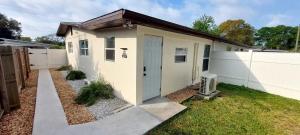 una pequeña casa con una puerta en un patio en The Torres' Loft West Tampa MidTown Raymond James Stadium en Tampa