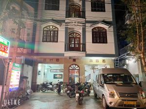 Ấp Bình Phó的住宿－Thanh Tâm Hotel，停在一座带摩托车的建筑前面的货车