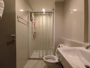 een badkamer met een douche, een toilet en een wastafel bij Pattaya Beach Sea View Rooftop Pool Resort in Pattaya